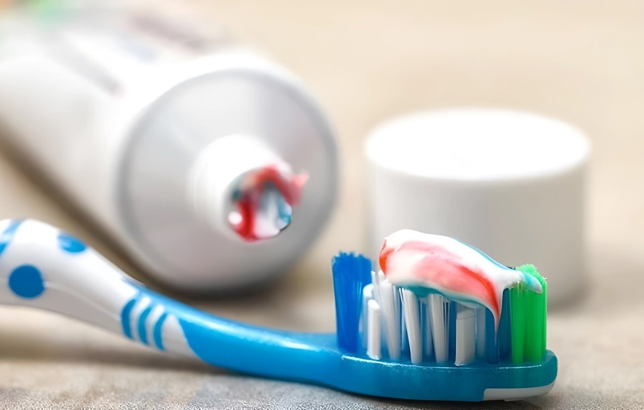 Поможет зубная паста: 9 эффективных способов использования в быту и на кухне