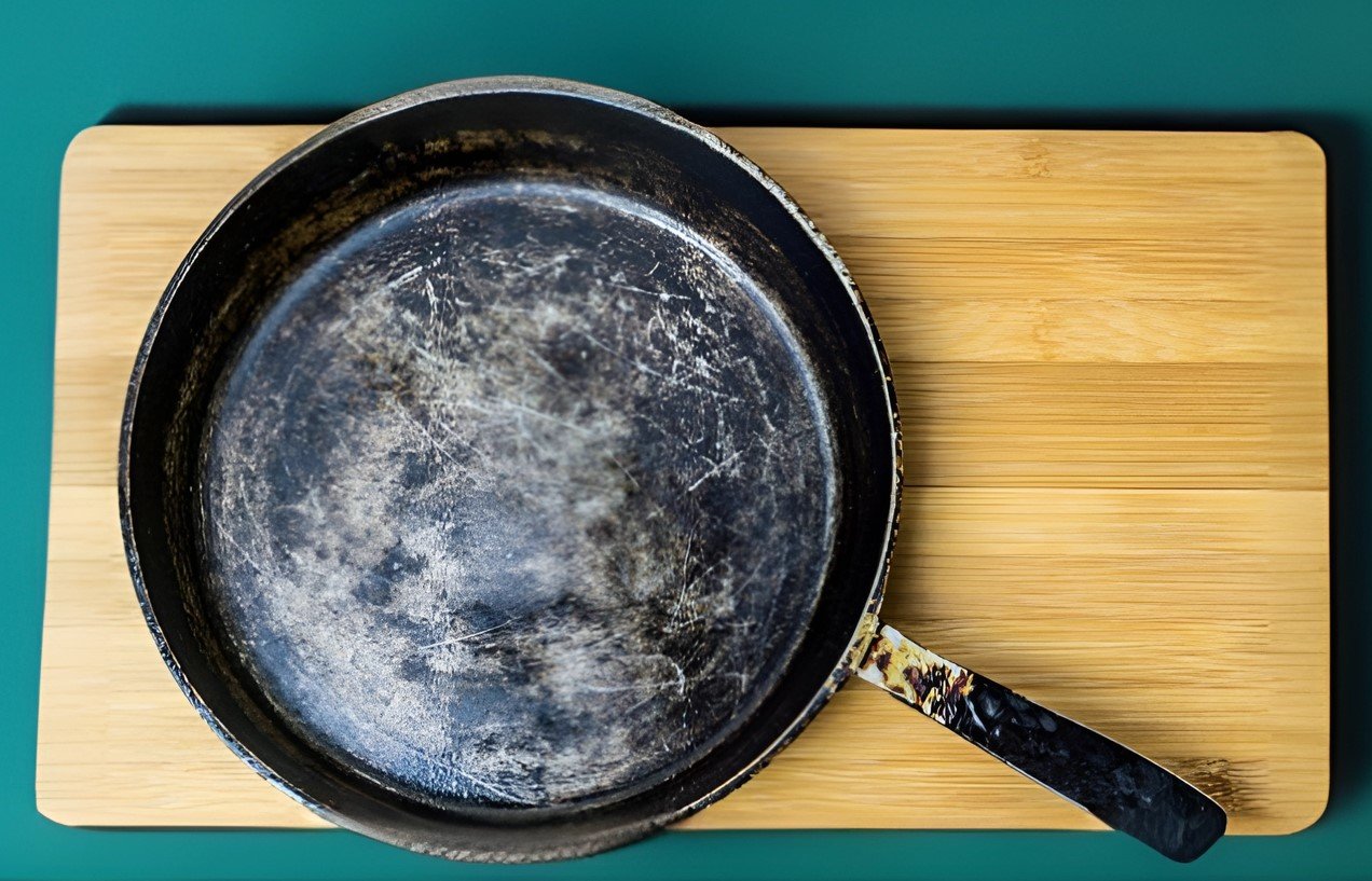 Не выбрасывайте старую сковородку: 5 интересных способов применения в быту
