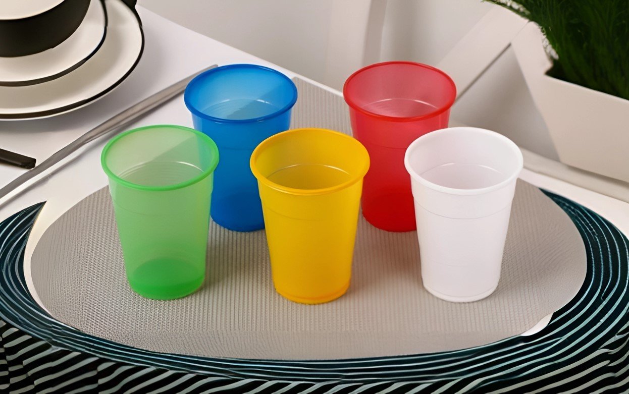 Не выбрасывайте пластиковые стаканчики: 8 способов использования дома и на даче
