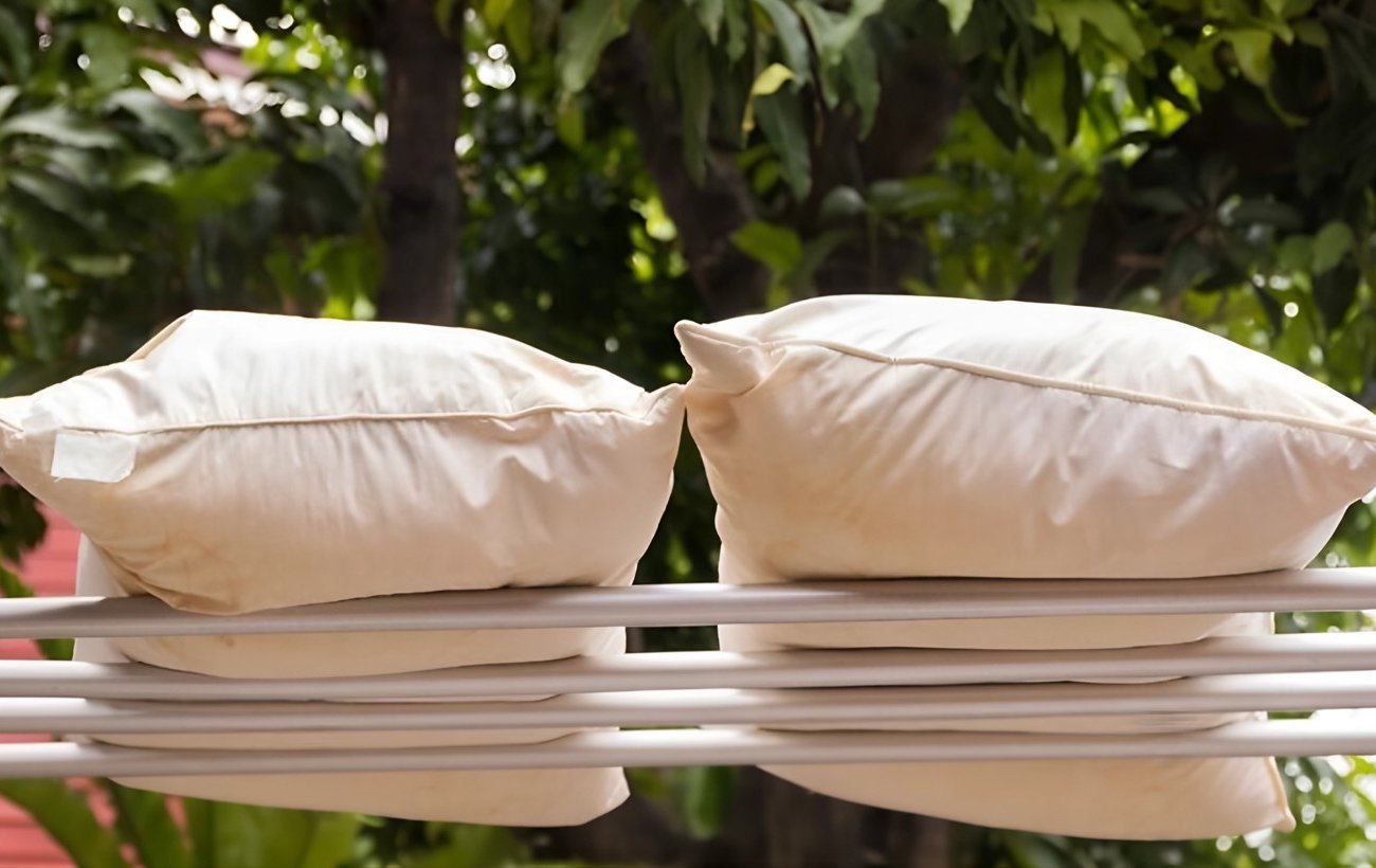 Не выбрасывайте старые подушки: 10 способов применения дома и в быту