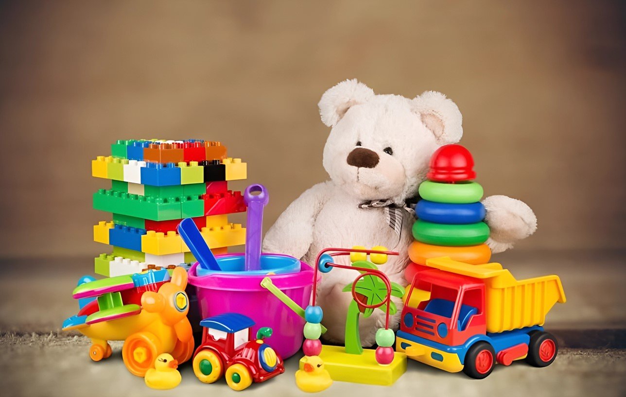Не выбрасывайте старые детские игрушки: 10 способов использования дома и на кухне