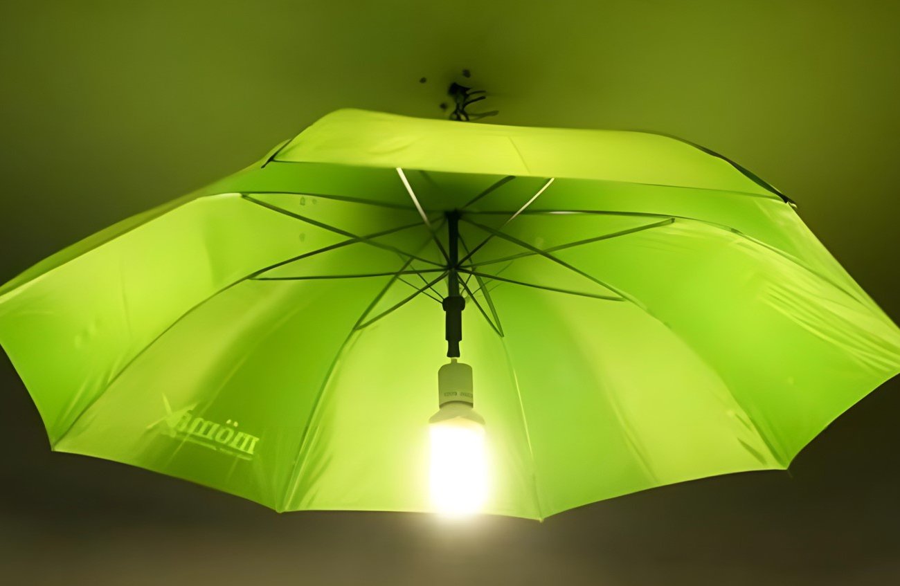 Не выбрасывайте старый зонт: 7 способов применения дома и в быту