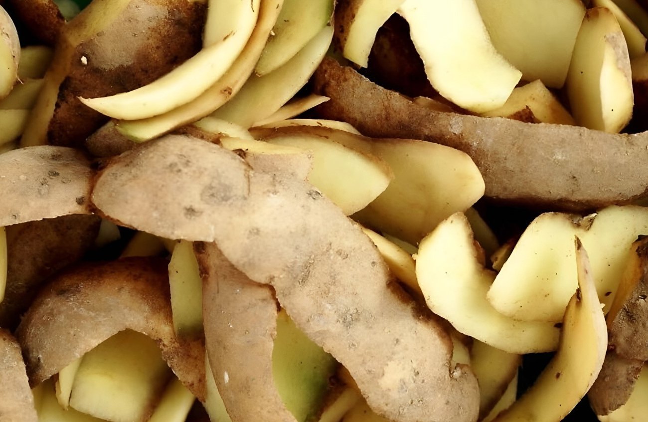 Не выбрасывайте картофельные очистки: 3 полезных свойства для применения в быту