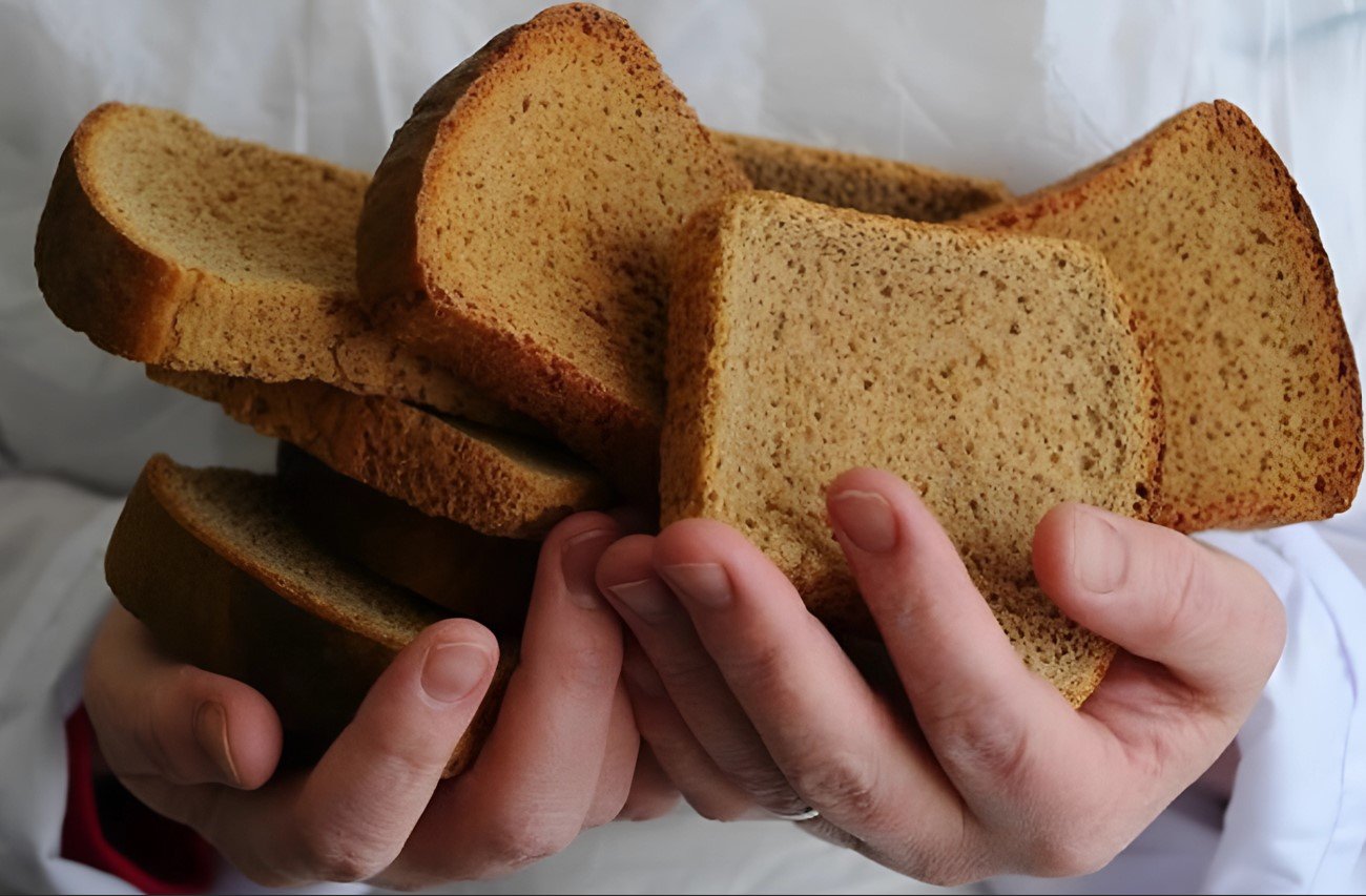 Не выбрасывайте черствый хлеб: 8 полезных способов применения дома и на кухне