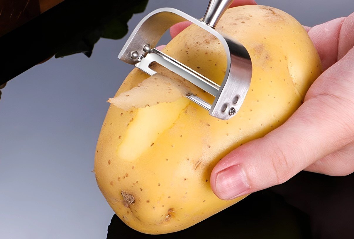 Как еще хитрые хозяйки используют картофелечистку на кухне: 10 полезных лайфхаков