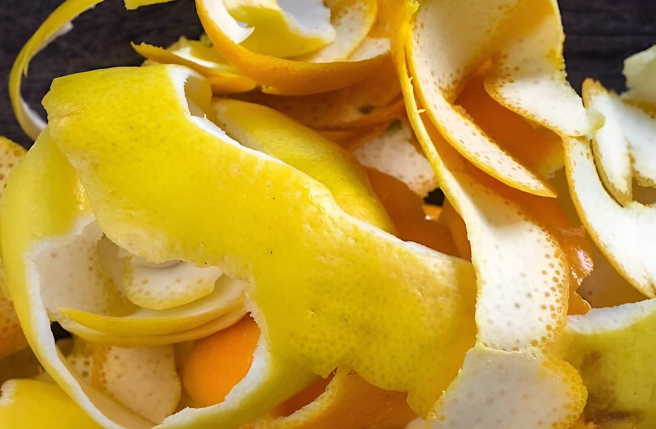 Не выбрасывайте лимонную кожуру: 7 полезных лайфхаков для дома и кухни