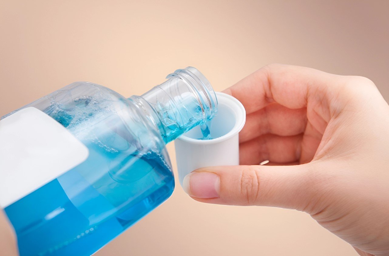 Как еще хозяйки используют жидкость для полоскания рта в быту: 10 незаменимых ситуаций