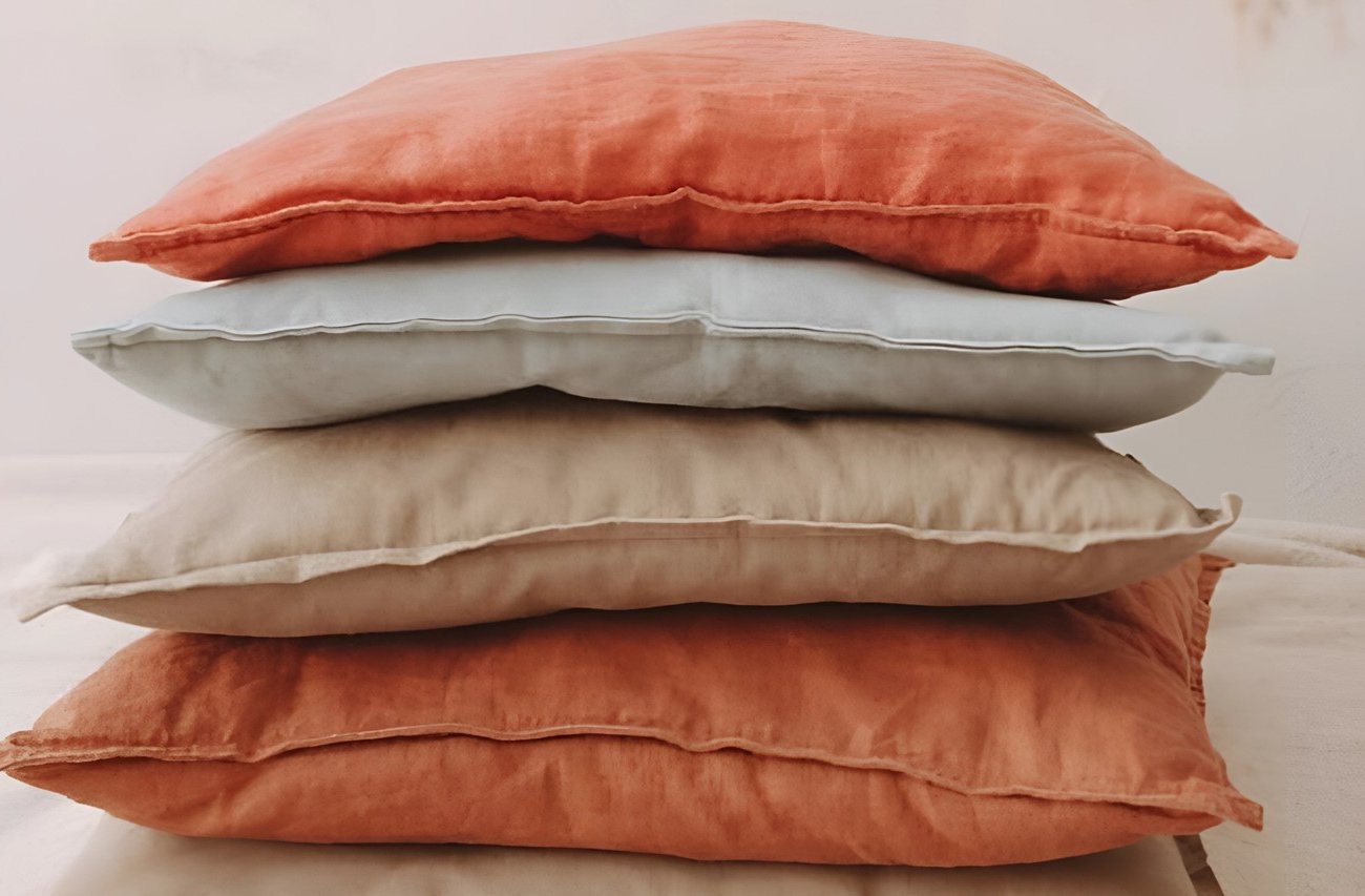 Не выбрасывайте старые подушки: 6 эффективных способов использования дома и на даче