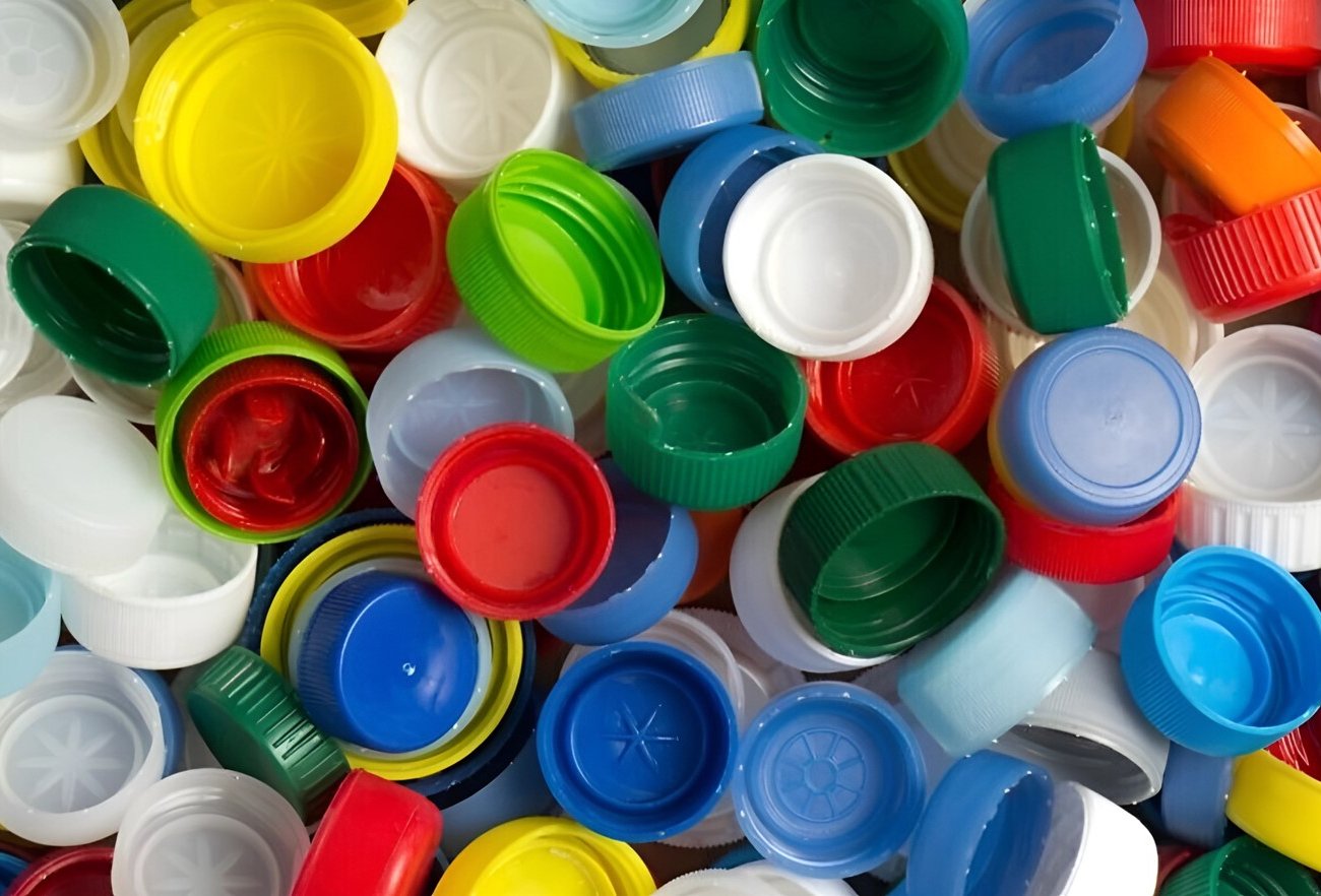 Не выбрасывайте пластиковые крышки: 12 способов применения для дома и быта