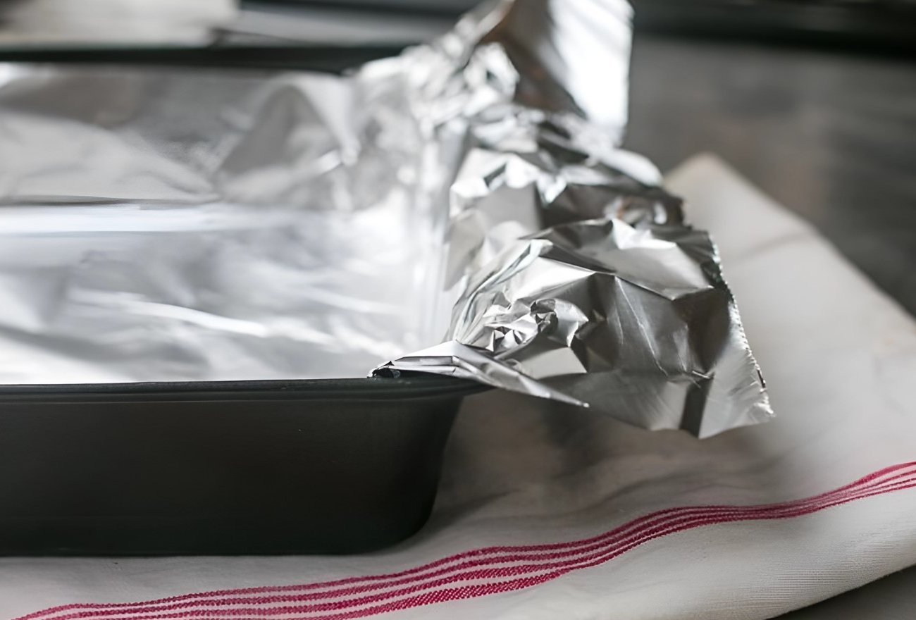 Как еще мудрые хозяйки используют алюминиевую фольгу: 13 лайфхаков для дома и кухни