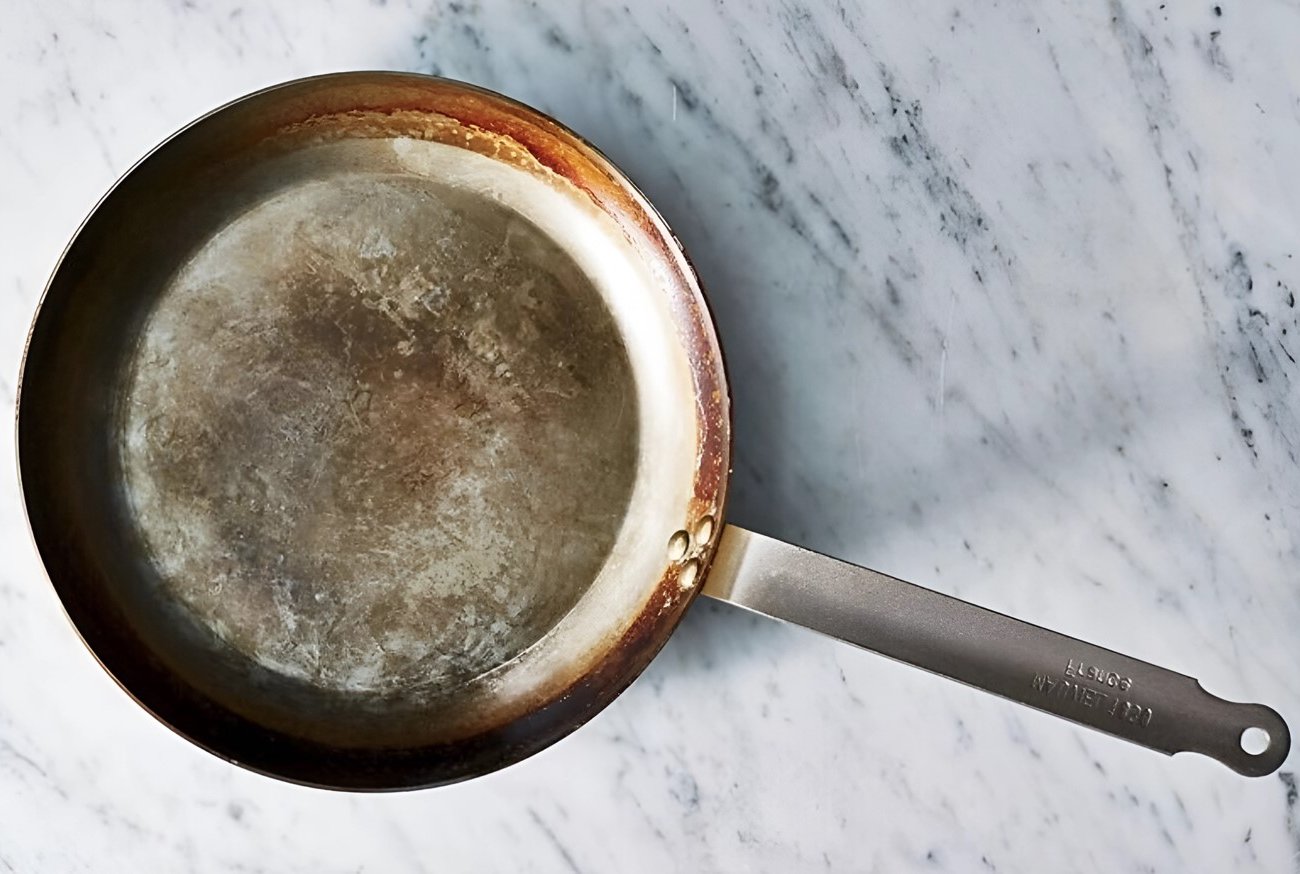Почему опытные хозяйки не выбрасывают старые сковородки: 6 эффективных способов применения