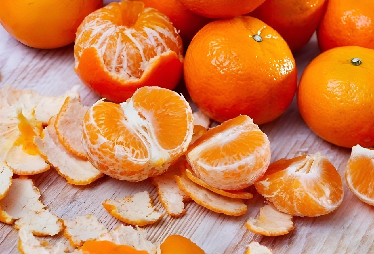 Не выбрасывайте мандариновые корки: хозяйки нашли им 5 незаменимых способов применения