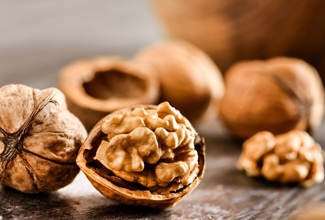 Как легко очистить грецкие орехи: опытные хозяйки нашли способ с использованием кипячением