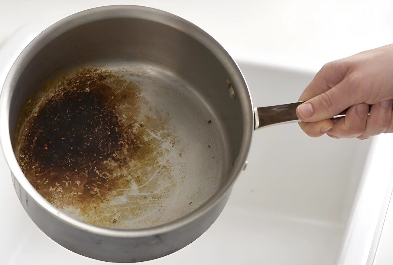 Пригорелая кастрюля снова заблестит: 4 простых и быстрых метода очистки посуды
