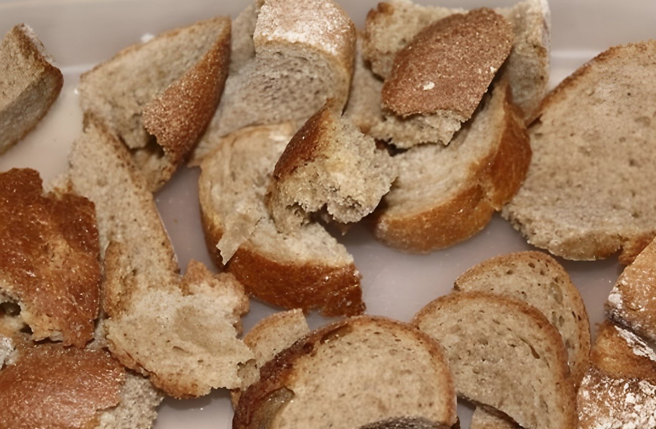 Не спешите выбрасывать черствый хлеб: приготовьте полезную настойку для растений