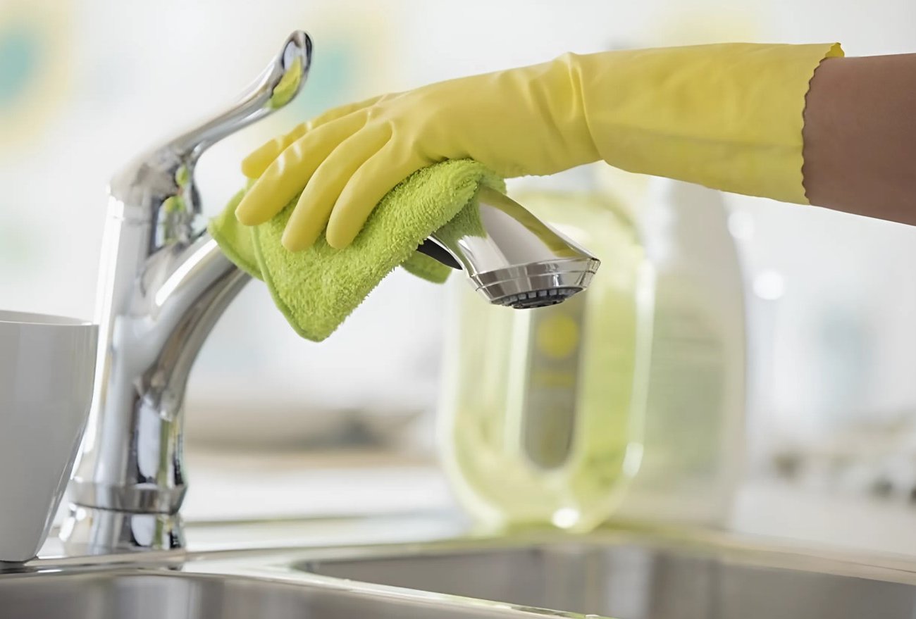 Краны на кухне и в ванной засияют: 3 проверенных средства для чистки сантехники 
