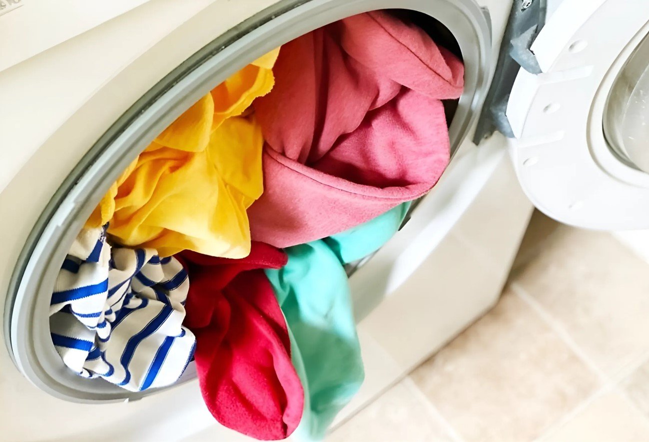 Не бросайте их в стиральную машинку: 3 вида одежды, которые испортит автоматика