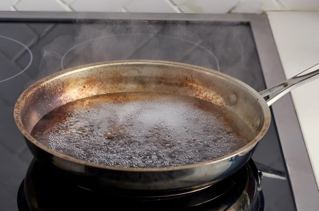 Сковорода перестанет пригорать: запомните эти 3 методики обработки от опытных хозяек