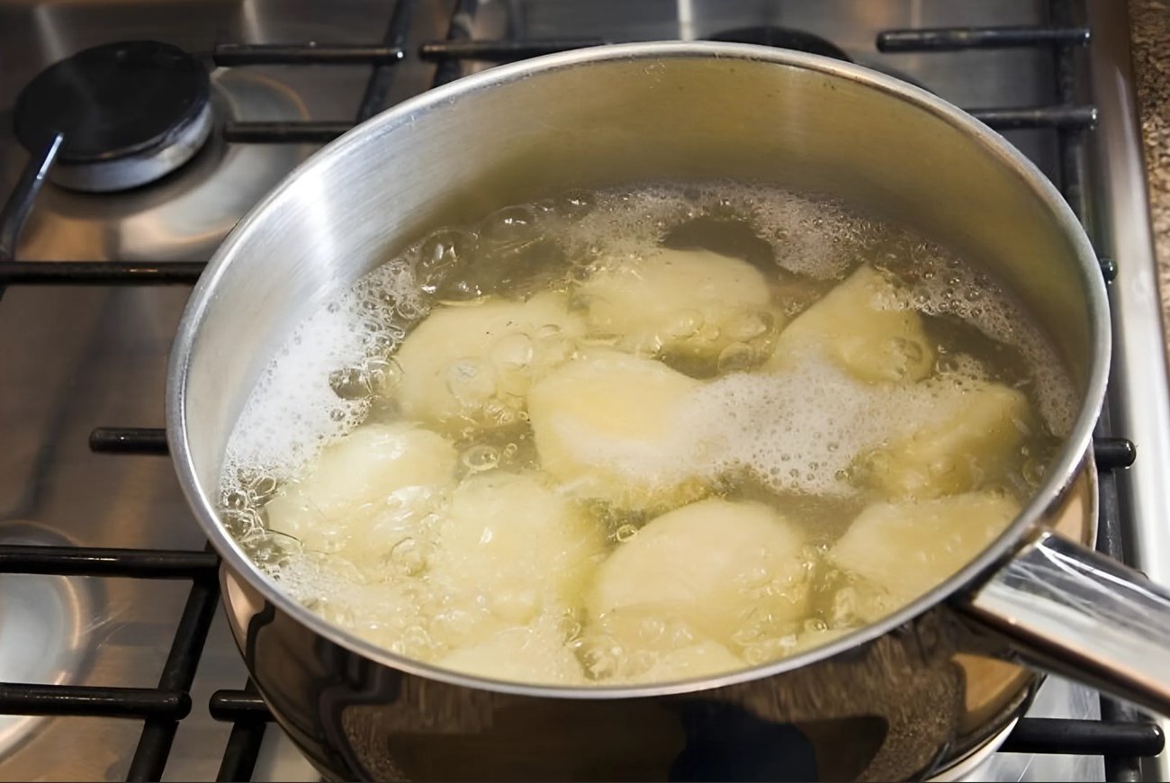Никогда не выливайте воду из-под вареной картошки: этот отвар крайне полезен в быту