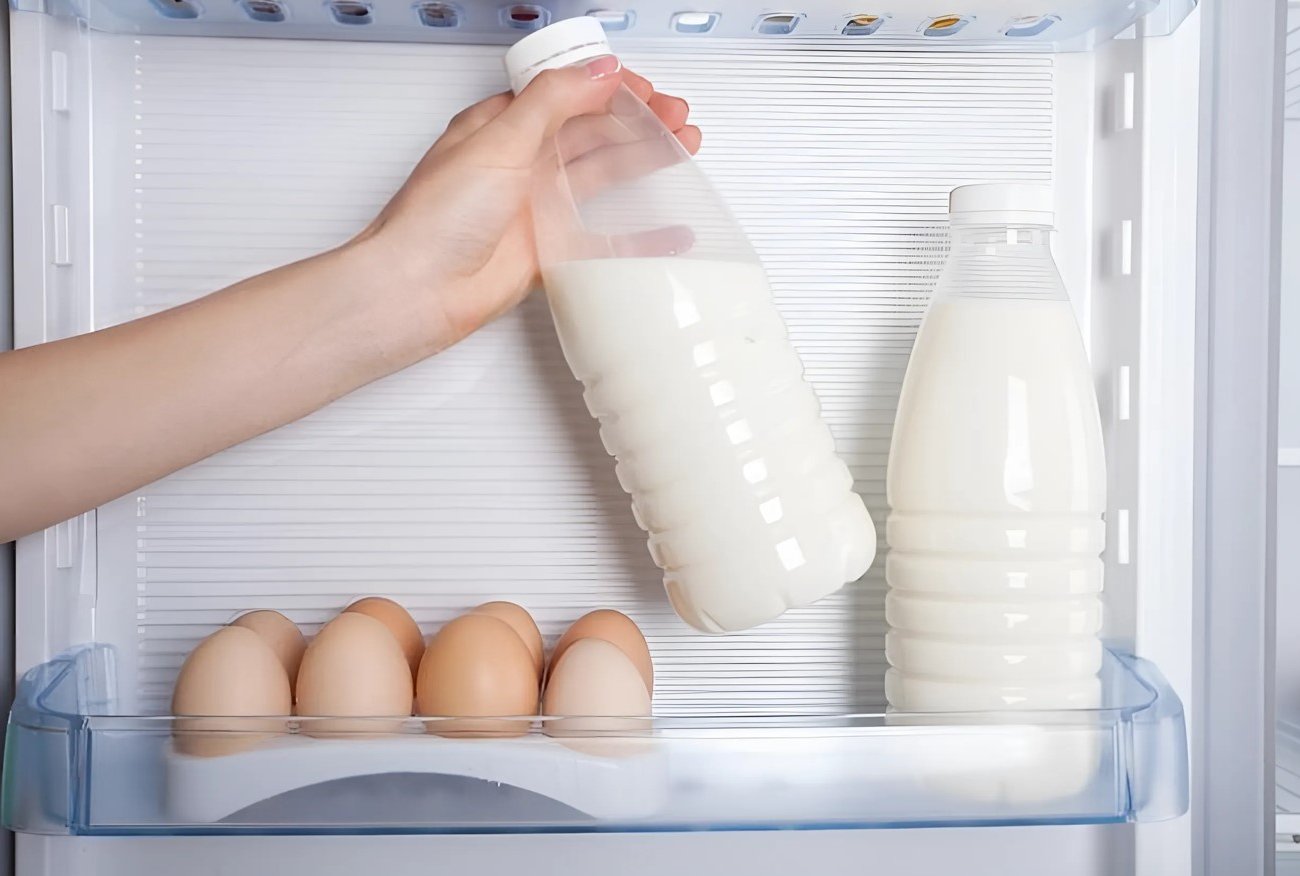Никогда не ставьте молоко в дверь холодильника: частая ошибка при хранении продуктов