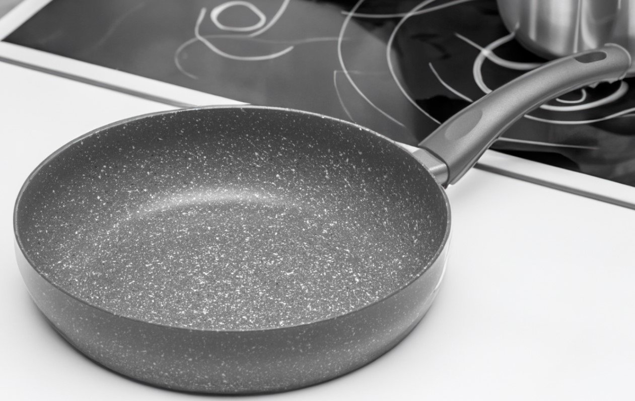Как надолго сберечь антипригарное покрытие сковороды: запомните эти 5 шагов очистки