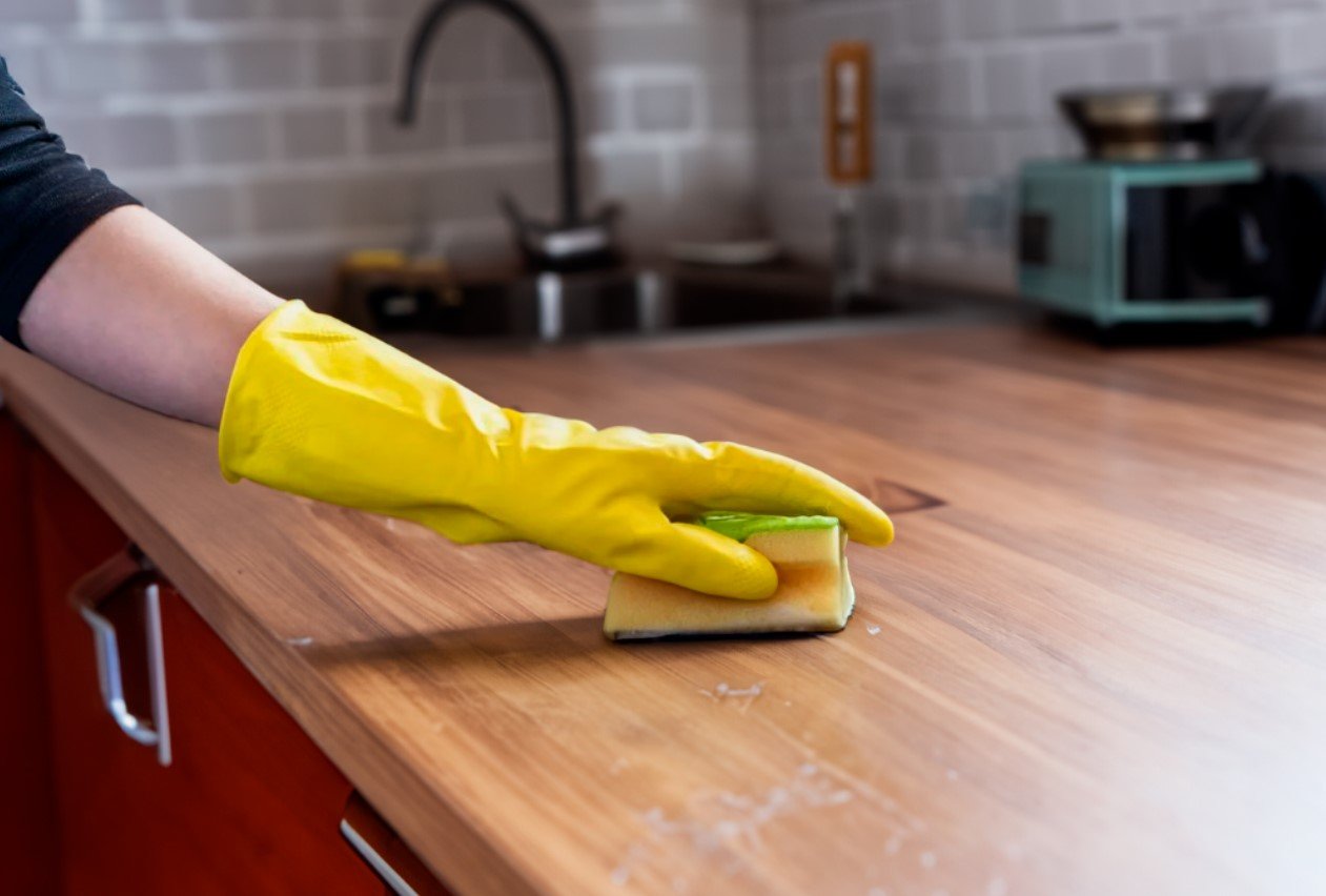 Кухонные поверхности снова заблестят: попробуйте раствор для мытья из горчичной пасты
