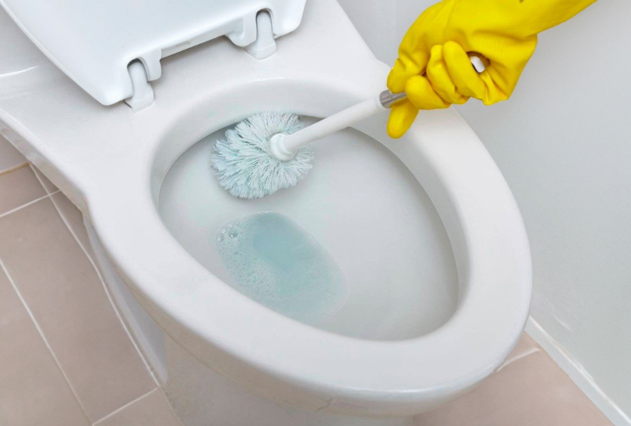 Унитаз снова станет белоснежным: попробуйте эти 3 доступных средства для мытья