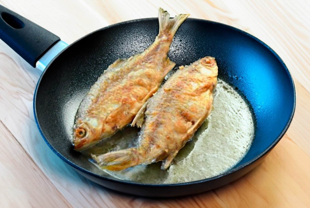 Рыба не будет прилипать к сковородке: что опытные хозяйки добавляют во время жарки