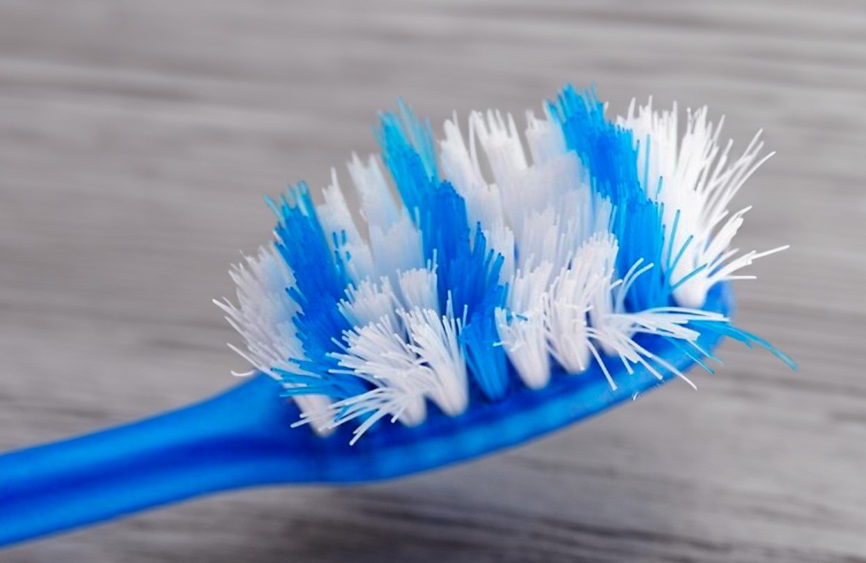 Не выбрасывайте старую зубную щетку: решит 6 важнейших задач дома и на кухне