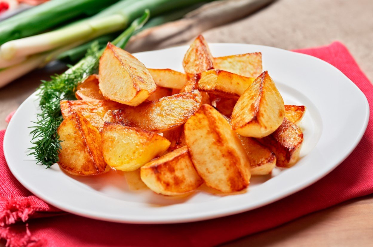 Вкус корочки вас приятно удивит: запомните этот рецепт жареной картошки