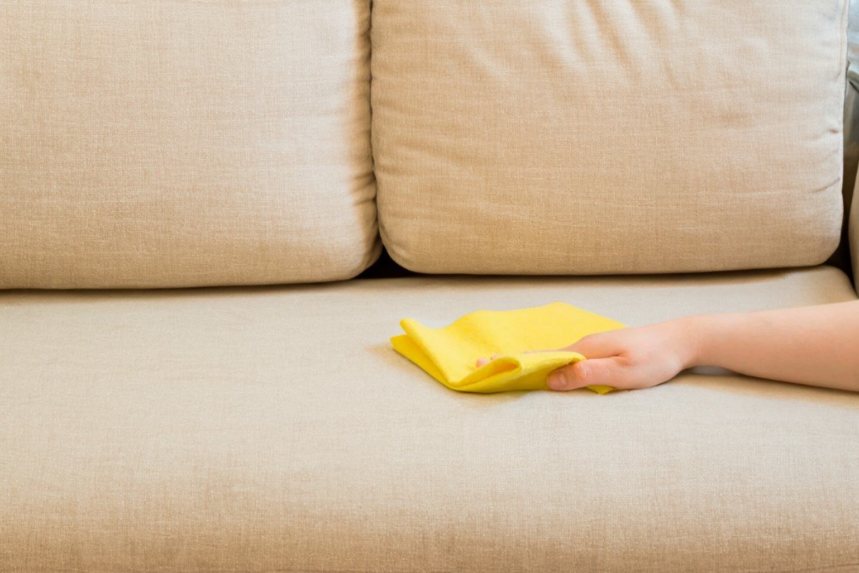 Ткань на диване легко отмоется от пятен: запомните этот простой раствор из соли и уксуса