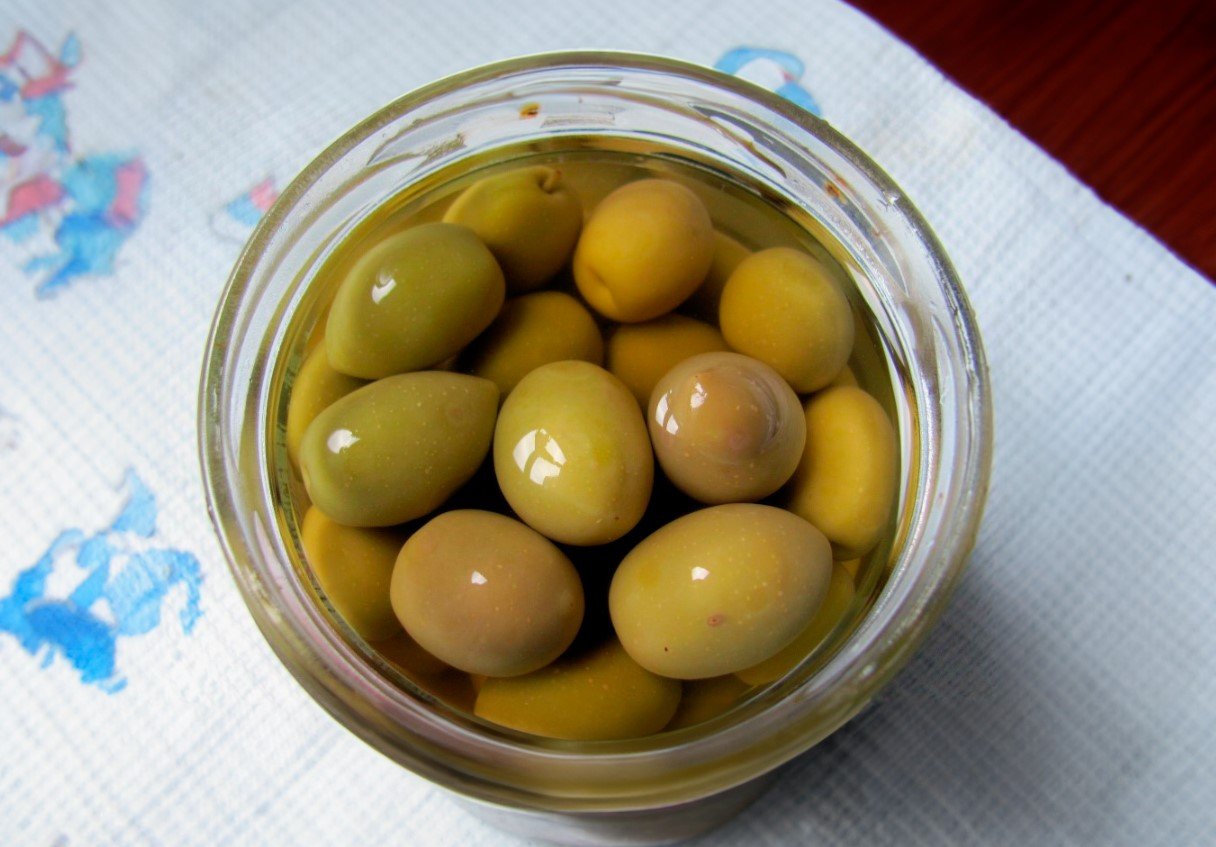 Не выливайте рассол от оливок и маслин: запомните эти 3 полезных способа использования