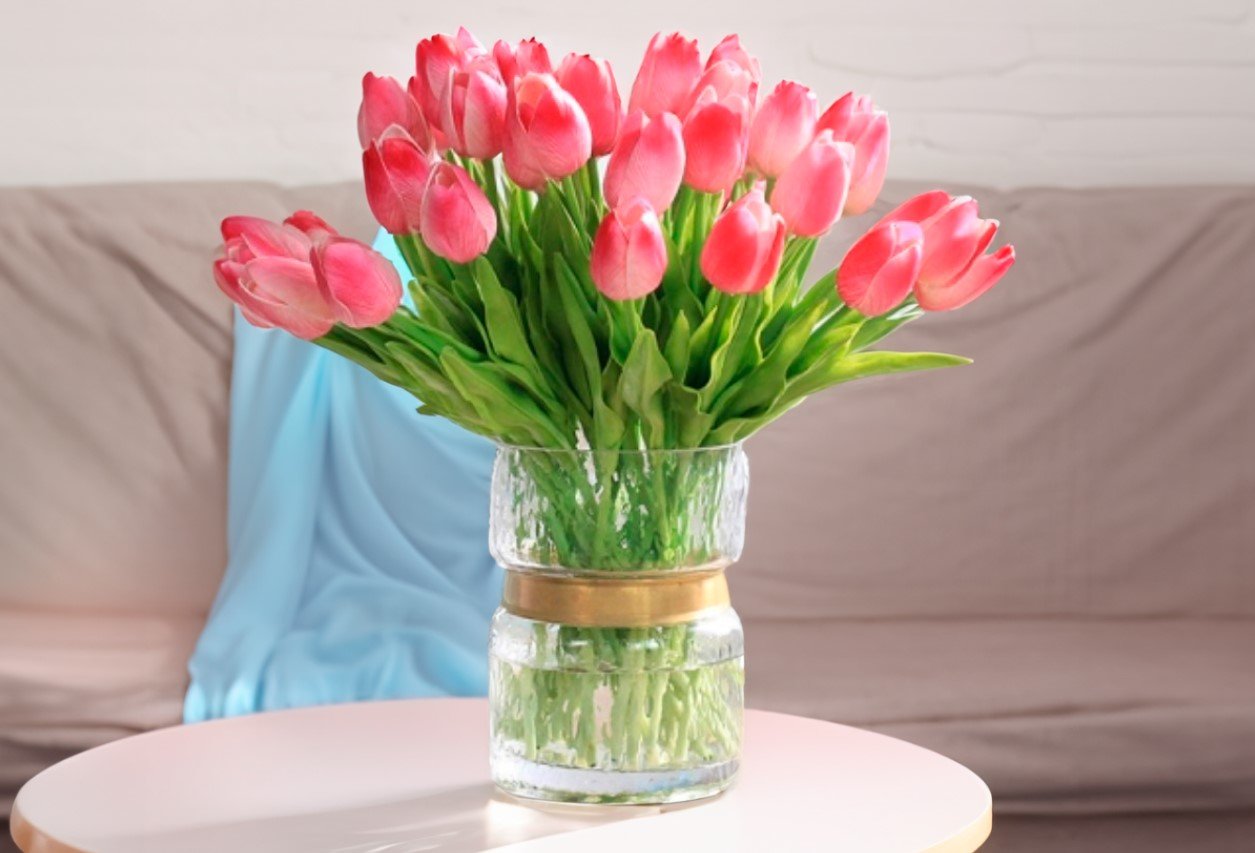 Тюльпаны простоят в вазе дольше: запомните этот эффективный способ ухода за цветами