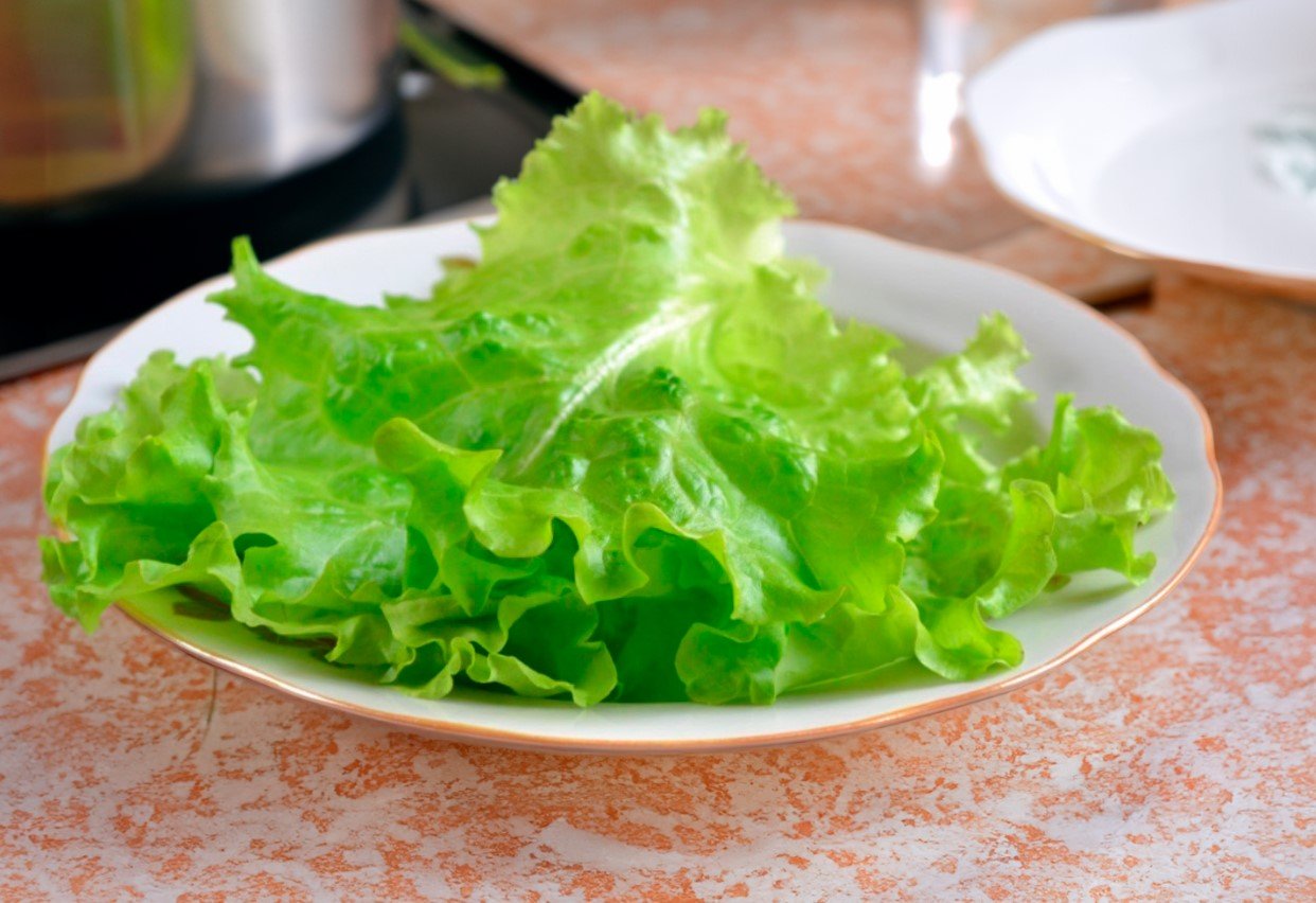 Салат будет храниться дольше: запомните этот способ поддержать свежесть овощам