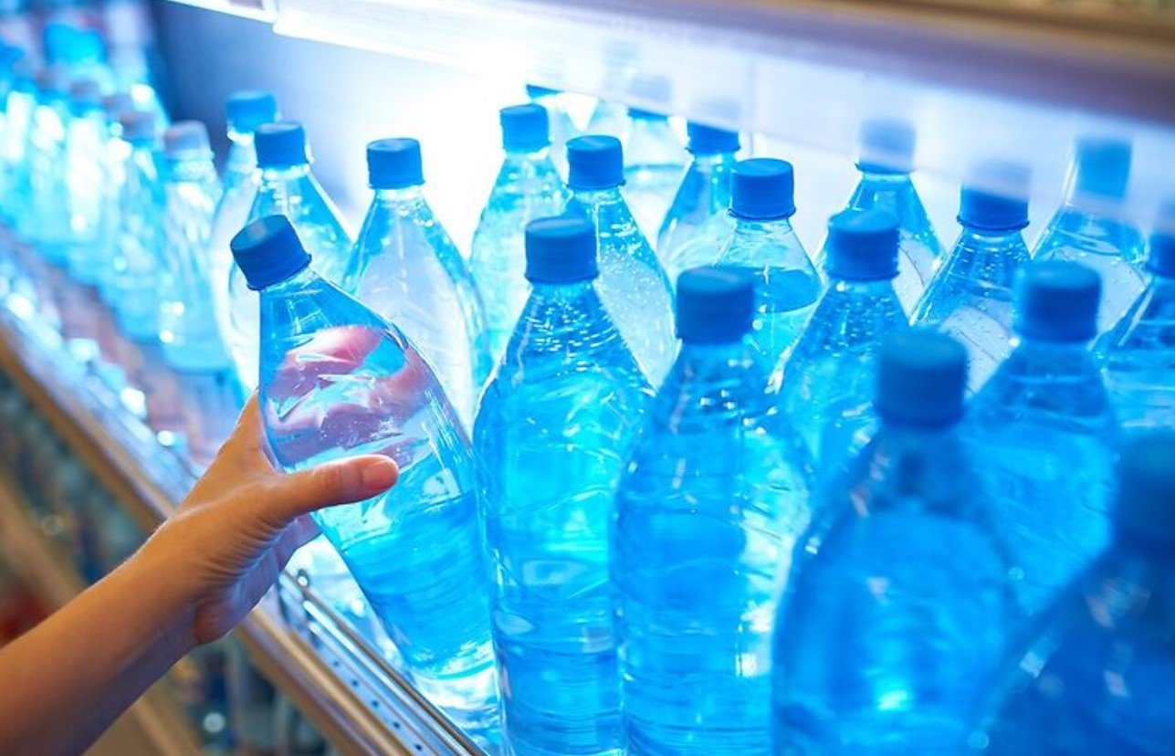 Почему нельзя пить просроченную бутилированную воду: запомните эти 3 опасности