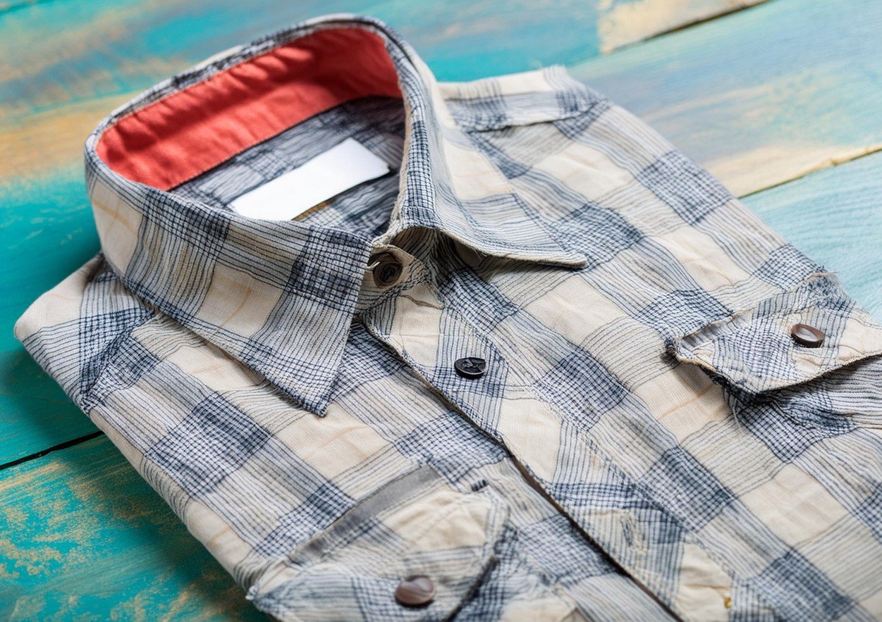 Не выкидывайте старые рубашки: запомните эти 10 способов использования дома и на кухне 