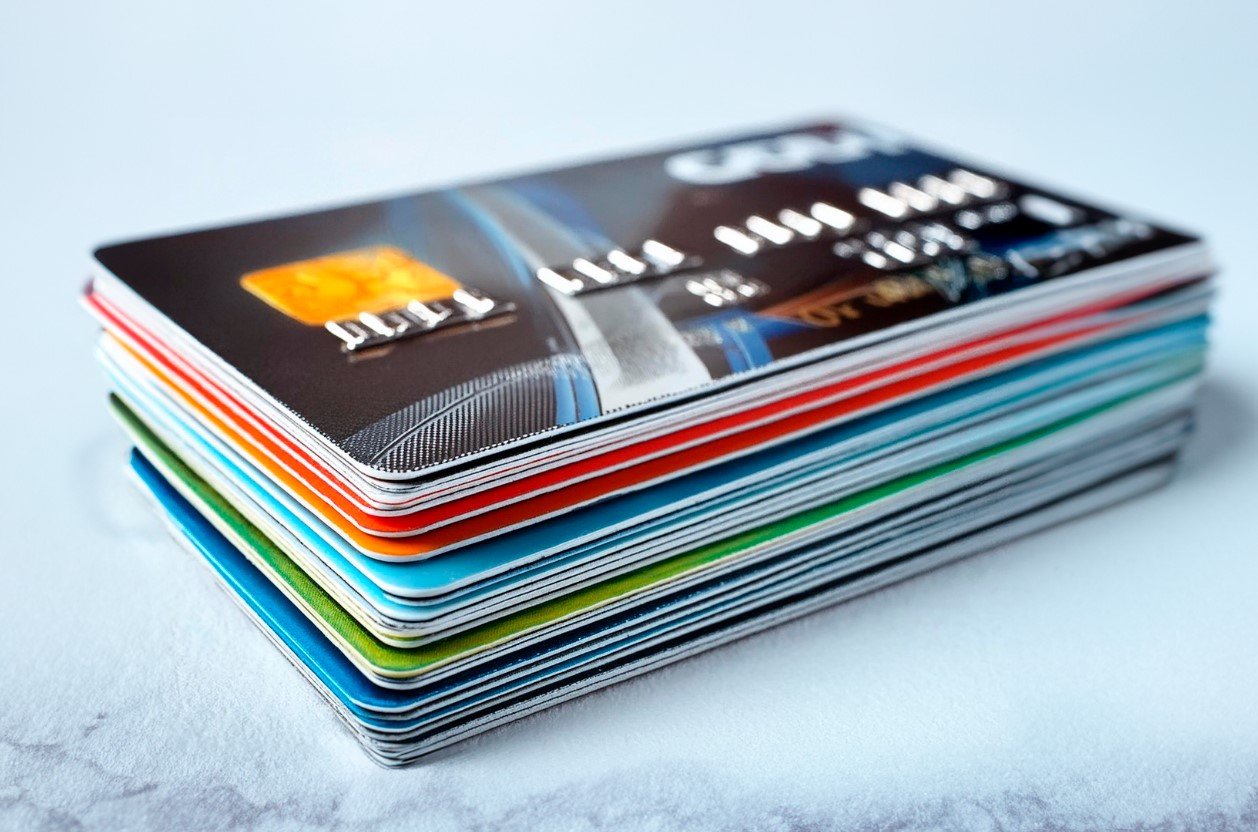Что можно сделать из старых банковских карт: запомните эти 10 лайфхаков для дома и быта