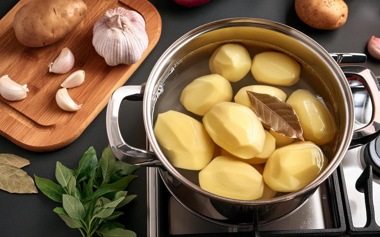 Добавьте в кастрюлю с картошкой эти ингредиенты: аромат гарнира приятно удивит