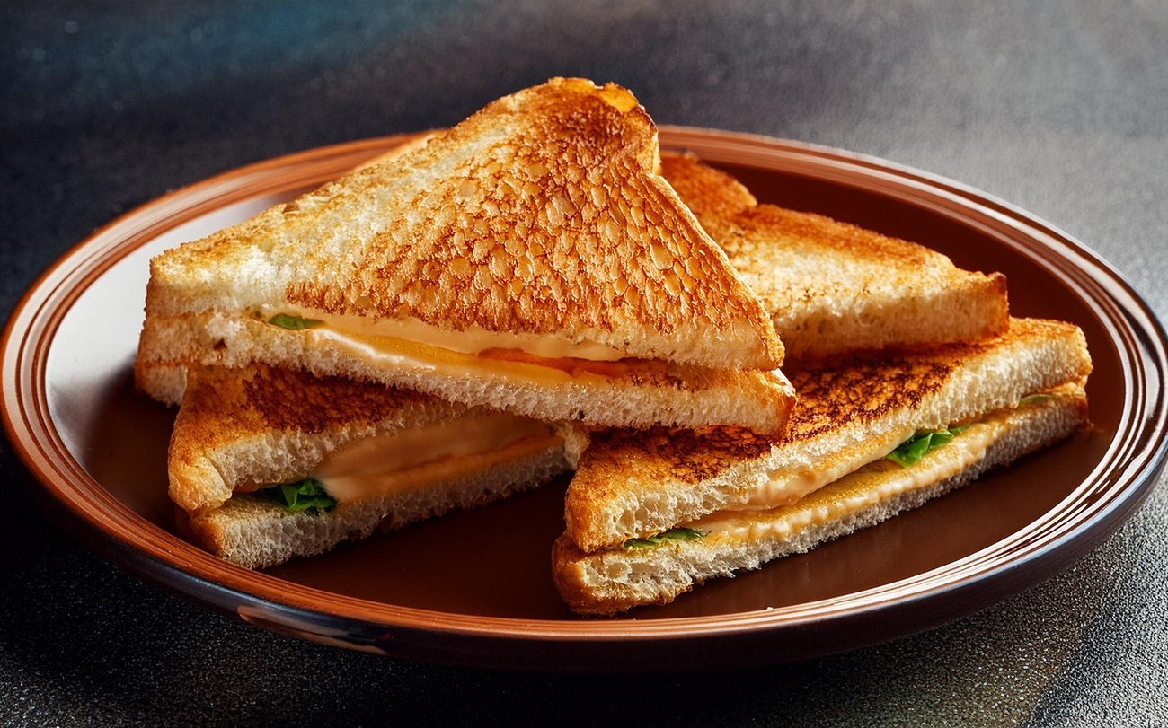 Сырные тосты будут изумительно хрустящими: запомните этот быстрый рецепт завтрака