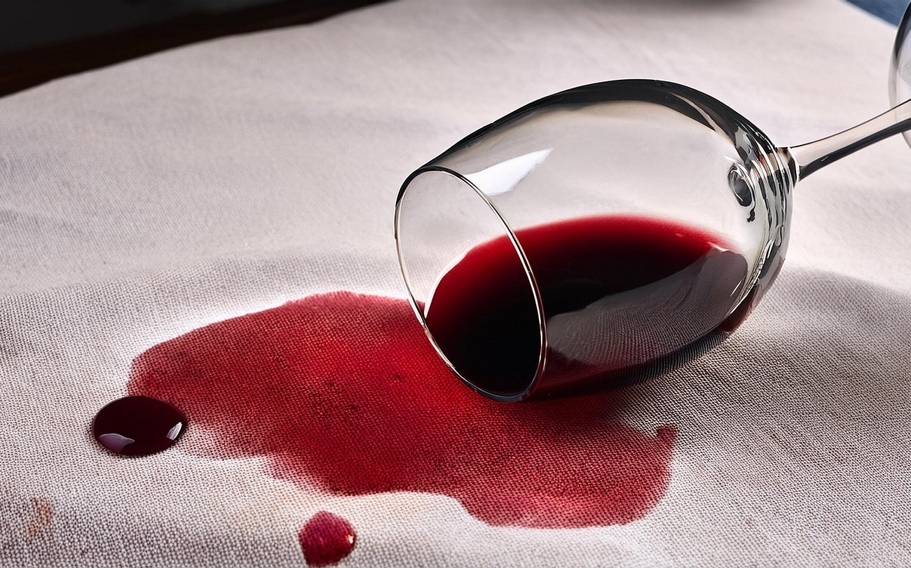 Пятна от красного вина исчезнут без следа: запомните эти 3 проверенных способа очистки