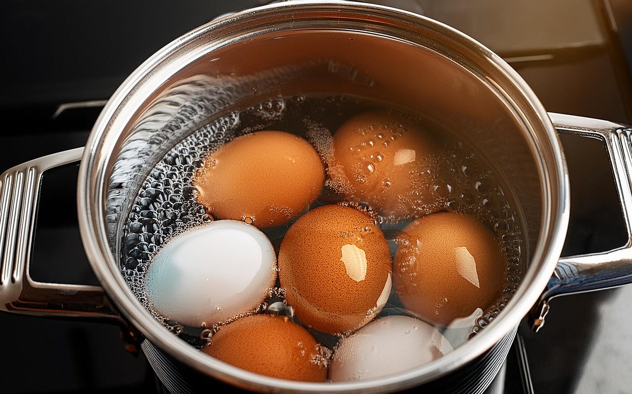 Яйца сварятся идеально вкусными: хитрость приготовления, которая вас удивит