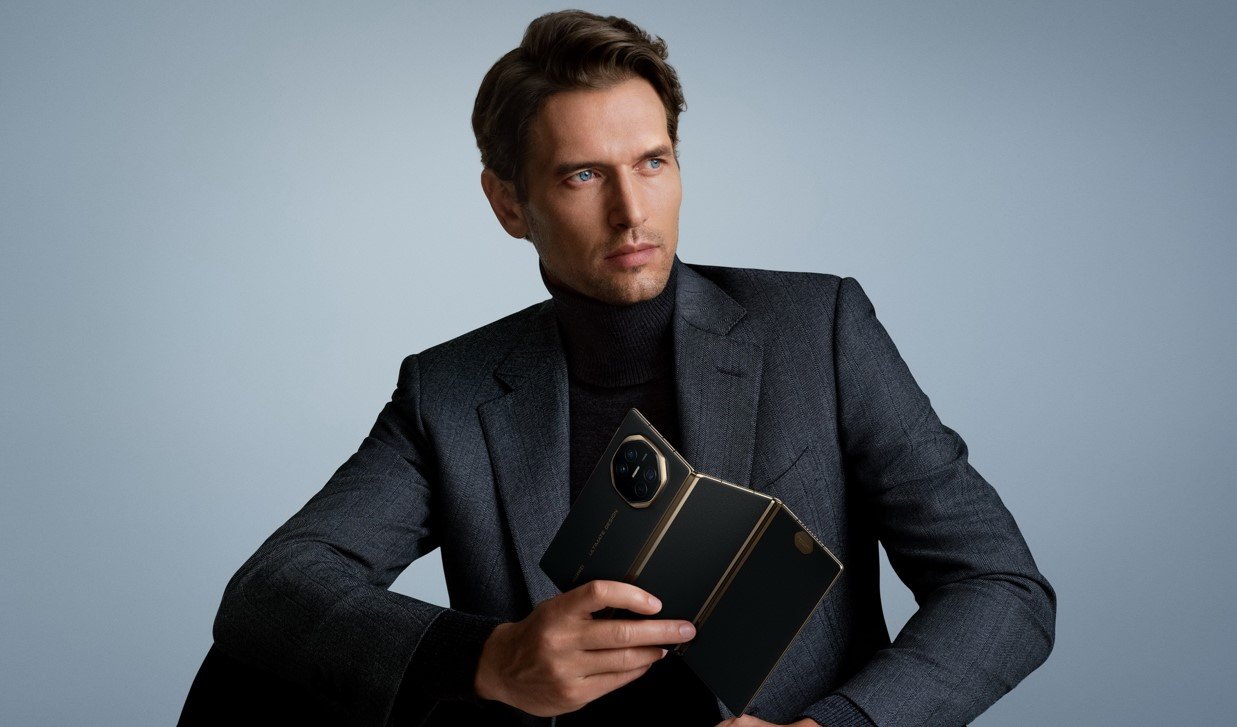 Флагманский тройной складной смартфон Huawei Mate XT Ultimate Design будет продаваться в Беларуси