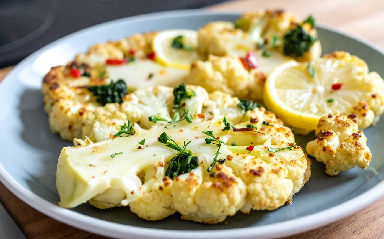 Забудьте о мясных стейках: цветная капуста с пикантным соусом покорит даже заядлых мясоедов