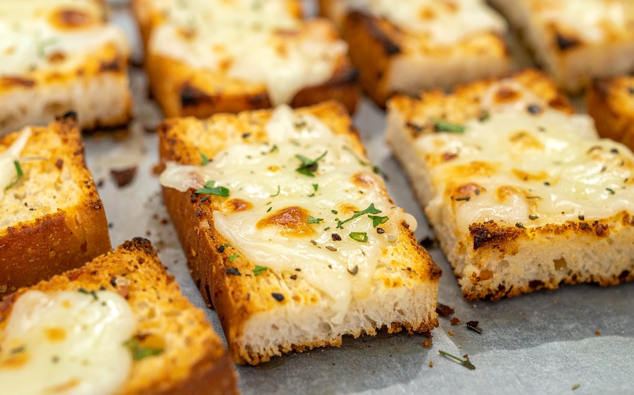Гренки под сырной корочкой станут любимой закуской: запомните этот бюджетный рецепт закуски, от которой все в восторге