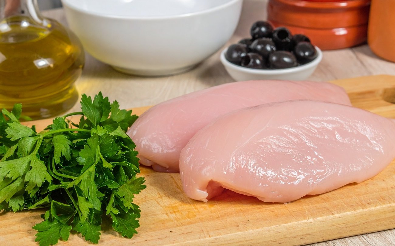Рецепт неповторимого вкуса кубинского салата с курицей: свекровь поделилась способом, от которого все в восторге