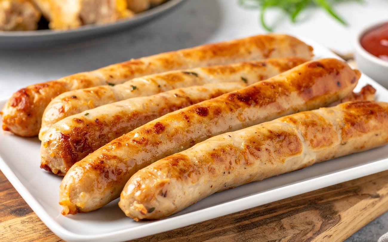Куриный фарш превратится в мясной деликатес: быстрый рецепт ароматных домашних колбасок