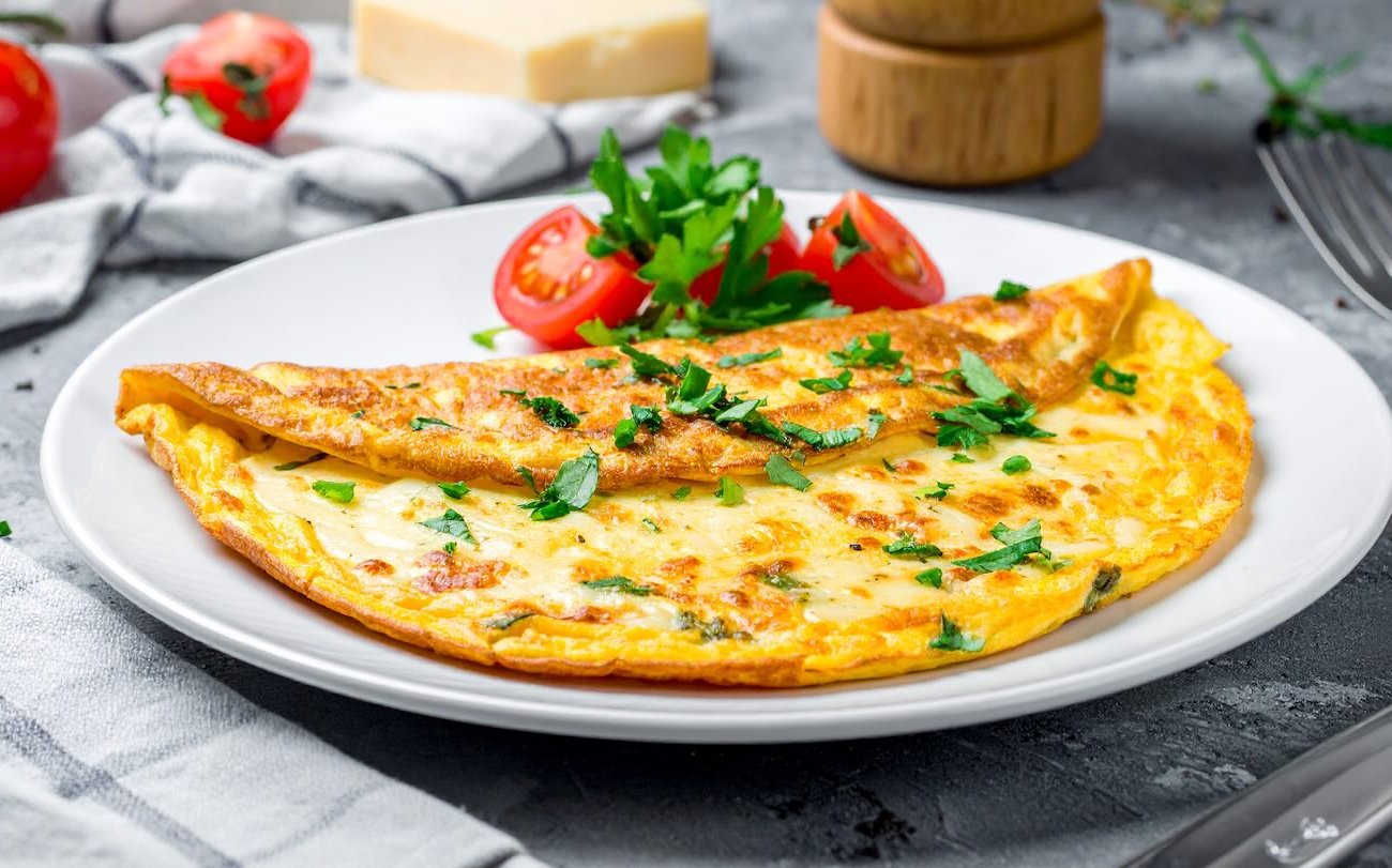 Воздушный омлет по-итальянски приготовится за 10 минут: вкусный и питательный завтрак для всей семьи на каждый день