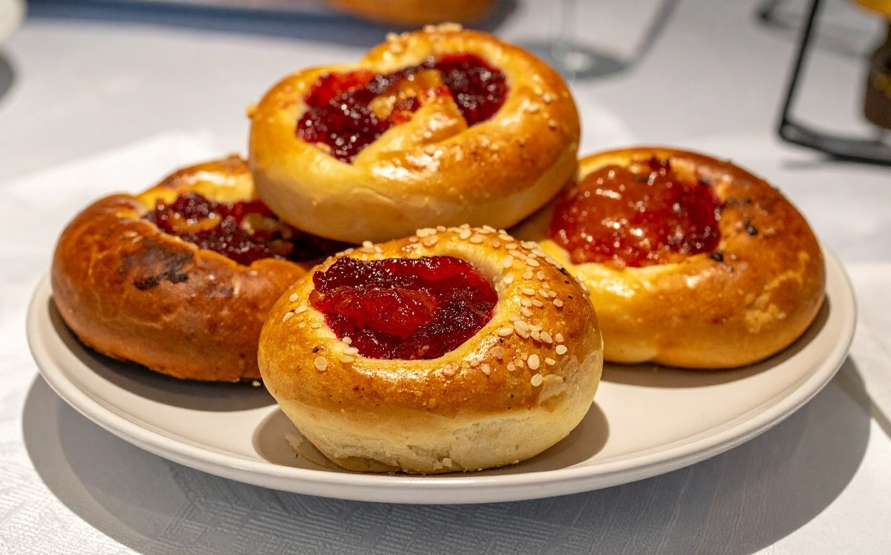Венгерские булочки с джемом получатся воздушными и мягкими: рецепт быстрой выпечки к чаю за полчаса