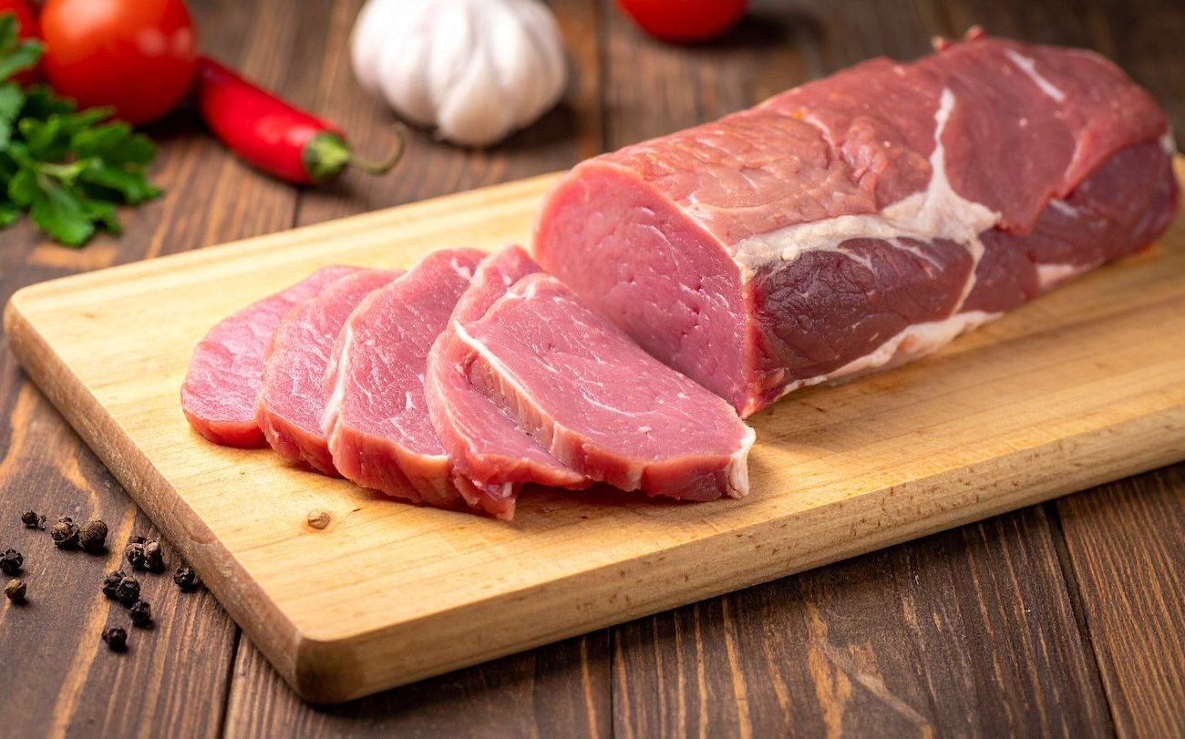Почему деревянные доски не подходят для отбивания мяса отбивных: запомните этот важный кулинарный секрет