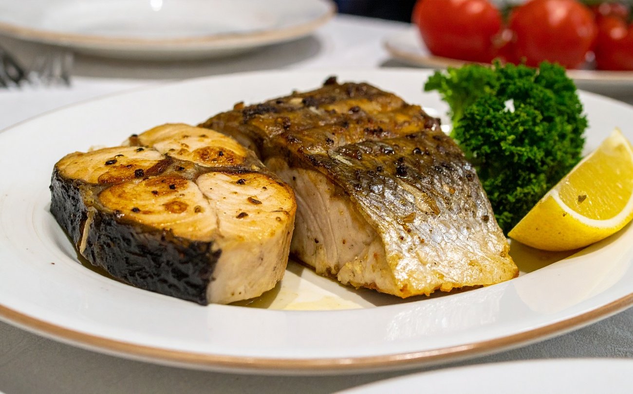 Вкус жареной рыбы удивит даже гурманов: понадобится сок лимона и чеснок